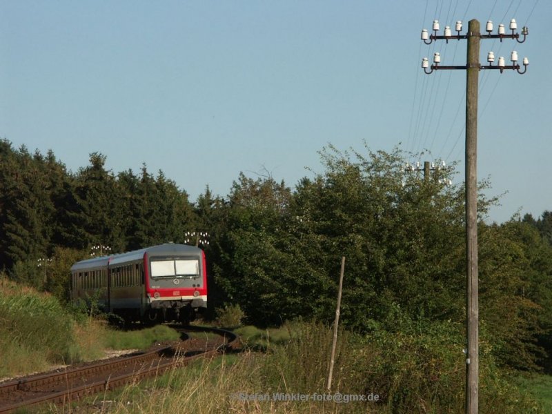 Nachschuss bei Selbitz am 24.08.2009. Ab 2011 fährt hier Agilis,  der graue Star  (zumindest so das Logo des kommenden Produkts. 628 245 kam aus Bad Steben und wird bald Selbitz erreichen.