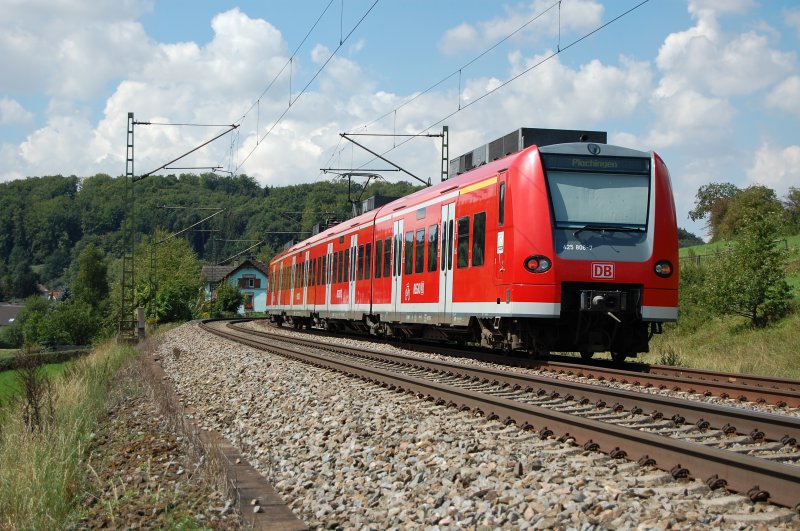 Nachschuss des 425 806-7, der hier am Kilometer 71,5 der Filsbahn zu sehen ist. Hier ist er gerade bei der Einfahrt in den Haltepunkt Urspring. Diese RegionalBahn fhrt bis nach Plochingen.