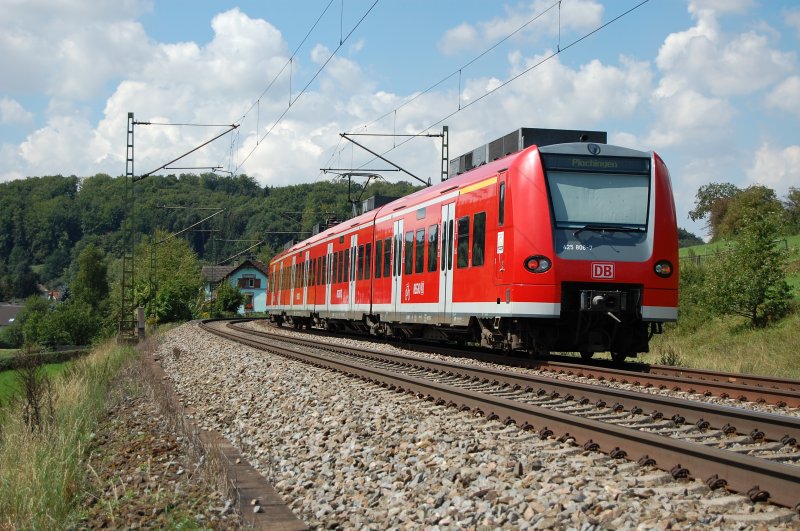 Nachschuss des 425 806-7, der hier am Kilometer 71,5 der Filsbahn zu sehen ist. Hier ist er gerade bei der Einfahrt in den Haltepunkt Urspring. Diese RegionalBahn fhrt bis nach Plochingen.