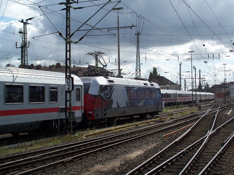 Nachschuss des Adlers Mannheim mit Intercity 141 in Hannover Hbf (101 070) (28.8.2007)