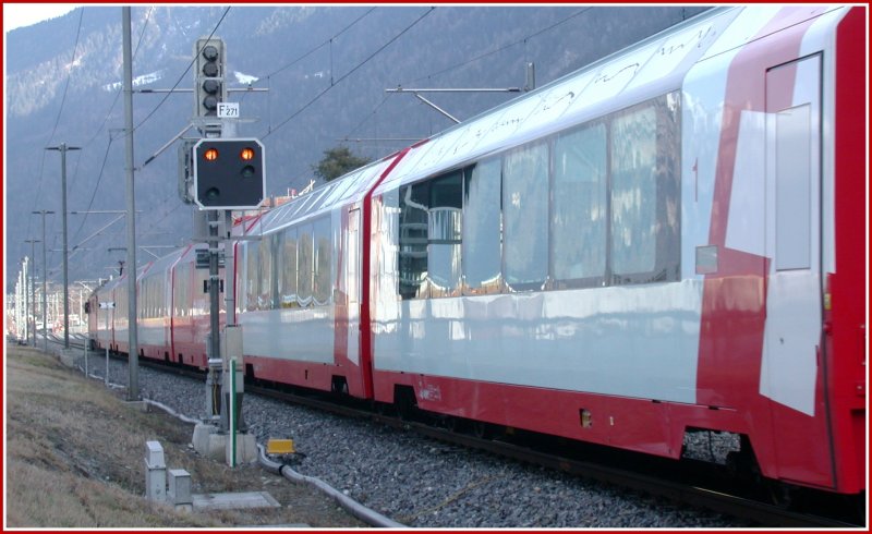 Nachschuss des Glacier-Express. Das nchste Blocksignal in Ems Werk zeigt Halt. (11.01.2007)
