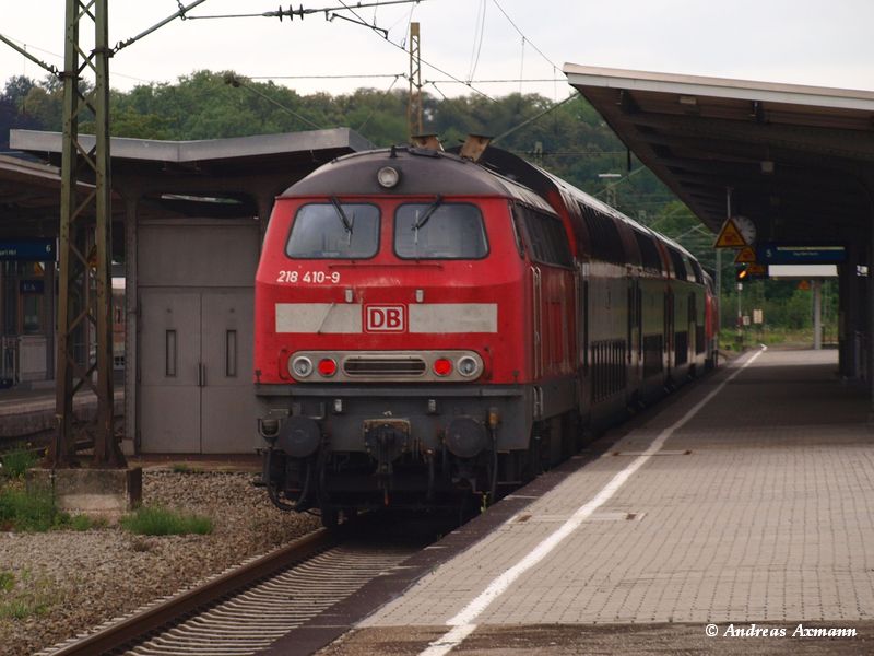 Nachschuss des IRE 4222 aus Friedrichshafen ber Ulm nach Stuttgart kurz vor dem Bfh Bad Cannstatt mit  schiebender 218 410 und ziehender 218 406 (Gelbe-Pfeil-Lok). (07.07.2009)