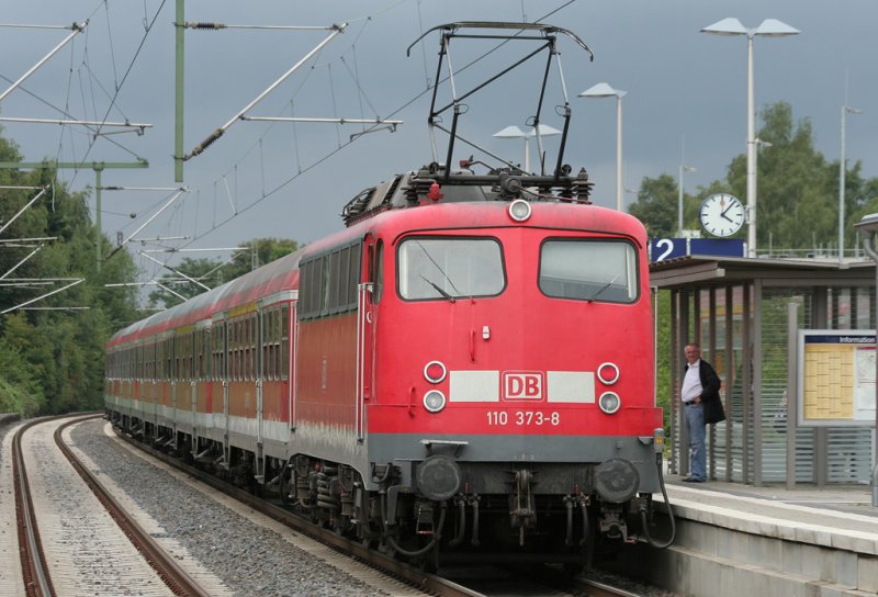 Nachschuss des RE4 Verstrkers, der ab Dsseldorf von 110 373-8 nach Aachen gezogen wird, aufgenommen am 23.07.2009 in Erkelenz