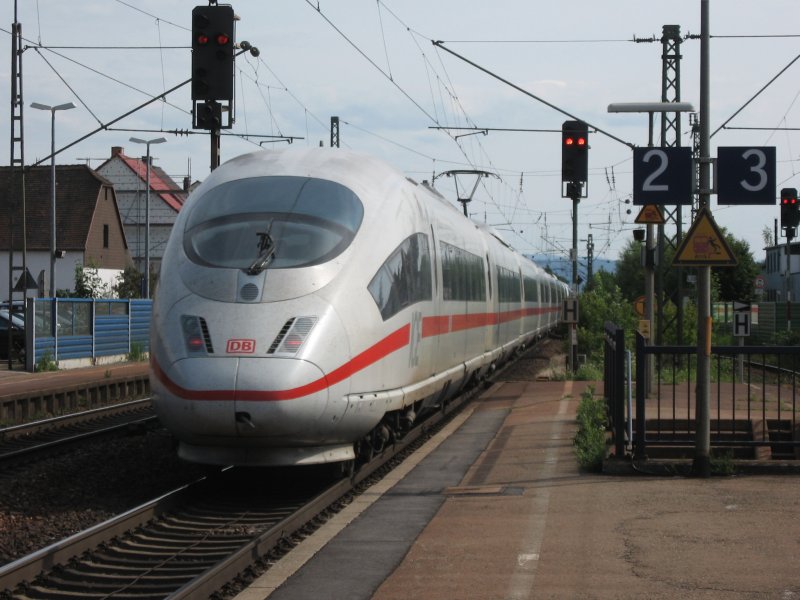 Nachschuss der Durchfahrt eines ICE 3 durch den Bahnhof Blaneknloch am 30.5.07