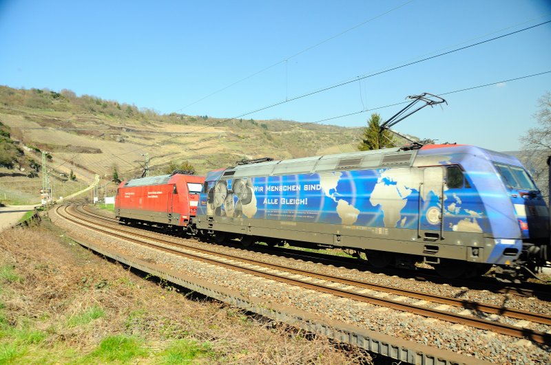 Nachschu einmal anders: In der Ausfahrtskurve von Oberwesel am Rhein legen sich die beiden Schnheiten in das Rund: 101 020 und 101 102-2 im Lokportrait. (April 2009).