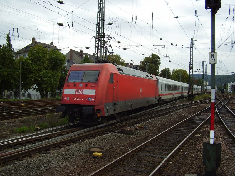 Nachschu der schiebenden 101 064-4 mit IC2027 nach Passau in Koblenz