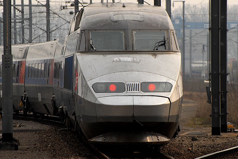 Nachschuss. TGV durchfhrt auf einem Umleitungsgleis den Bhf von Bettemburg (L). 11.04.2008
