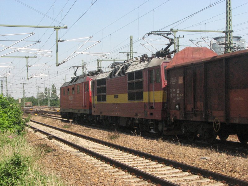 Nachschu� von zwei Kn�delpressen 180 002-8 und 372 012-5 die mit ihrem G�terzug Dresden-Friedrichstadt anfahren.09-06.07.