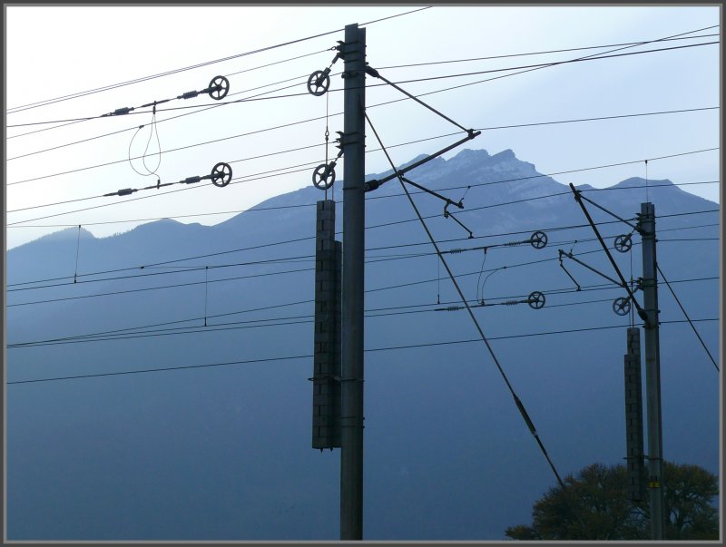 Nachspannwerk an der SBB Doppelspur-Fahrleitung bei Zizers mit dem Calandamassiv im Hintergrund. (28.10.2007)