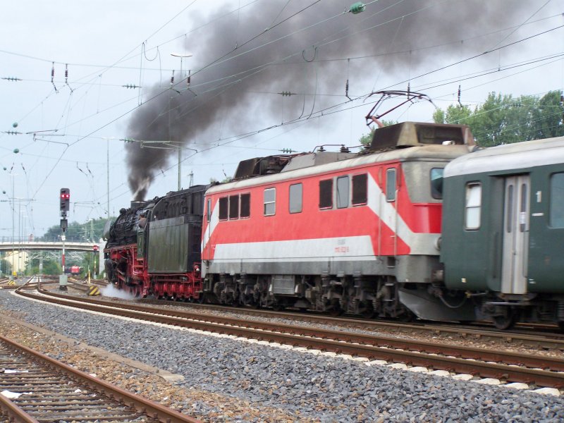 Nachsu auf den SDZ von Stuttgart Hbf nach Passau Hbf. Die Br. 01 1066 zog eine angebgelte bb E-Lok. Aufgenommen am 1.Septemberg bei der Ausfahrt des Aalener Bahnhofes im Gleisvorfeld.