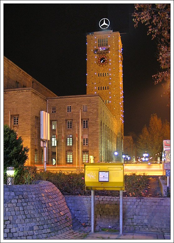 Nacht in Stuttgart -

Der Turm des Stuttgarter Hauptbahnhofes. Architekt: Paul Bonatz. 

30.12.2006 (J)
