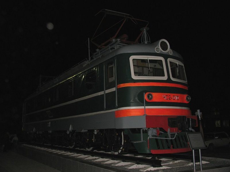 Nachtaufnahme von die ChS2 – 010 (ЧC2 – 010) auf Bahnhof Barabinsk (Барабинск) am 10-9-2009.
