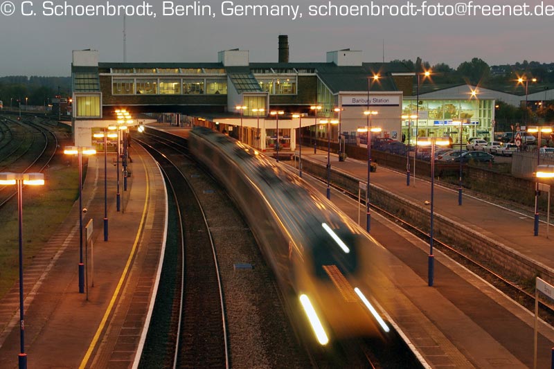 Nachtaufnahme des Bahnhofes Banbury in Oxfordshire, mit  Cross Country  Voyager BR 221 nach Norden ausfahrend.
Oktober 2009