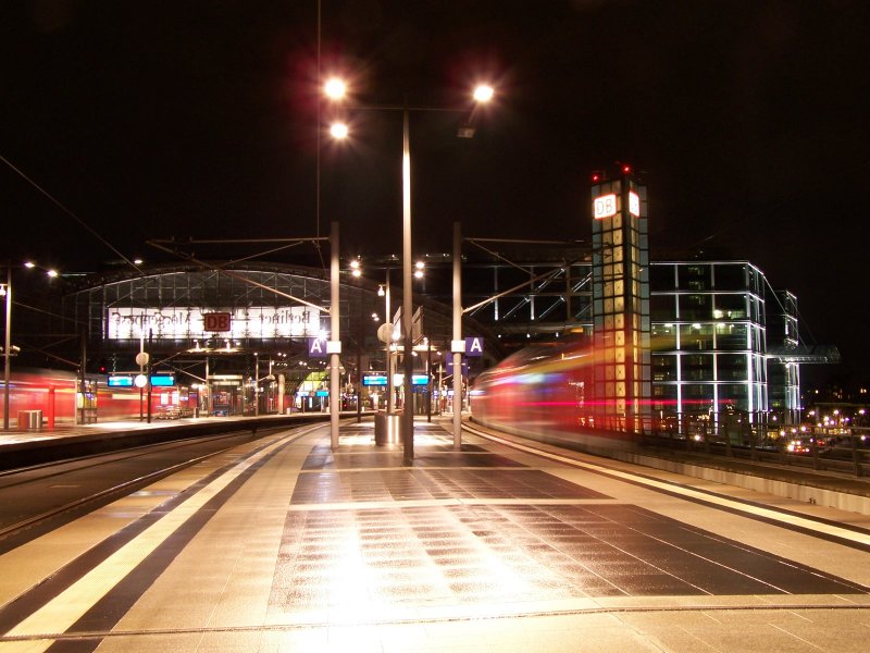 Nachtaufnahme des Berliner Hbf´s. Aufgenommen um ca.22 Uhr am 30.Oktober 2007
