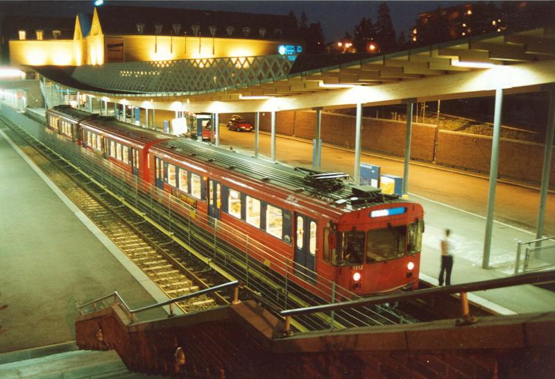 Nachtaufnahmen sind immer reizvoll. Hier ist T 5 1312 am 12.09.2002 in Mortensrud aufgenommen worden. Von Mortensrud wird er nach Kolss zurck fahren.