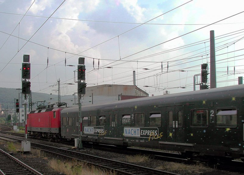  Nachtexpress (S-Bahn) mitten am Tage, hat Einfahrt, geschoben von einer 143. Aufn. 2006