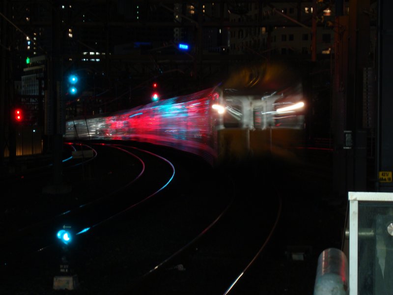 Nachtimpression eines australischen Doppelstockzuges der cityrail in Sydney Central am 19.07.2008