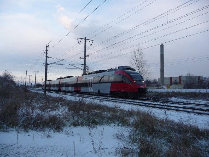 Nachtrglich noch eine Winteraufnahme von 22.11.08: Die 4024 137-4 befindet sich zwischen den Bahnhaltestellen Wien Leopoldau und Wien Siemensstrae.