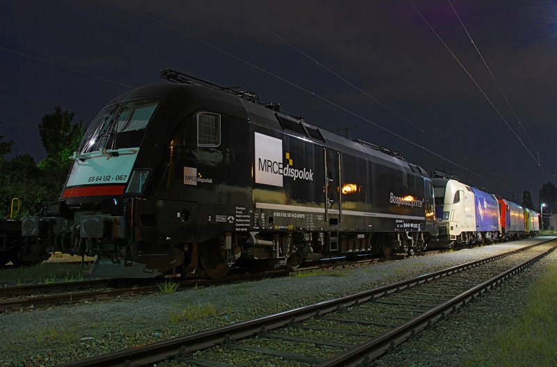 Nachtruhe ... am Donauuferbahnhof am Wiener Handelskai.
ES 64 U2 - 067  BosporusSprinter  vor ES 64 U2 -023 der Wiener Lokalbahnen, Re 482 042 der SBB Cargo und ES 62 U2 - 060.
Das Foto ist am 01.09.2008 entstanden.