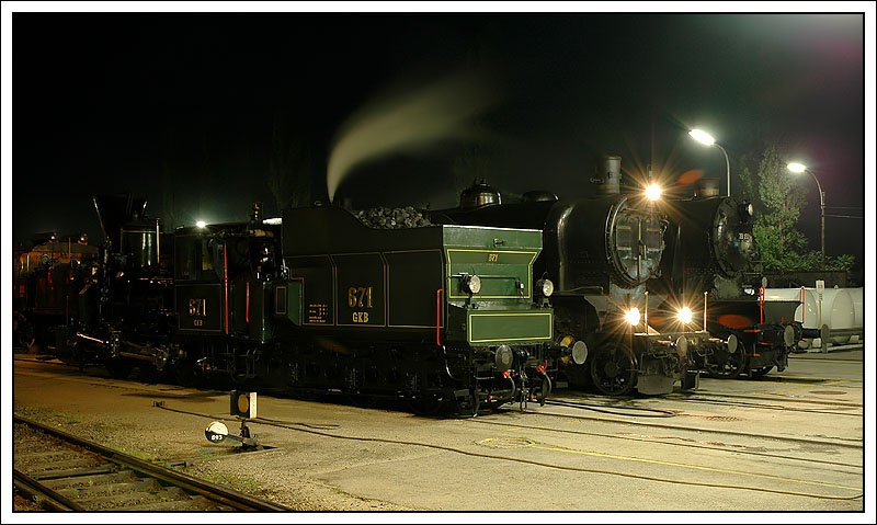 Nachtruhe am Graz Kflacher Bahnhof Teil 3: Von links nach rechts, 671 (Sdbahn 671, BB 49.03, seit 1925 GKB 671), 109.13 (Sdbahn 109.13, BB 209.13, DRB 38 4101, StB 38.4101, BB 38.4101) vom Heizhaus Strasshof, und 33.132 (BB 113.32, DRB 33 132, JD 06-105, JD 10-005, J 10-005) der Firma Brenner&Brenner, aufgenommen kurz vor Mitternacht am 18.5.2007.