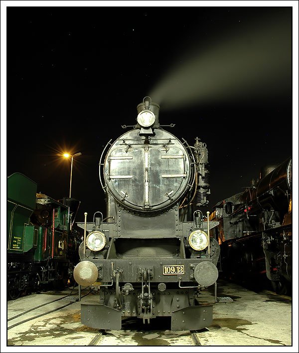 Nachtruhe am Graz-K�flacher Bahnhof Teil 5: 109.13 (S�dbahn 109.13, BB� 209.13, DRB 38 4101, �StB 38.4101, �BB 38.4101) vom Heizhaus Strasshof, wartet in der Nacht des 18.5.2007 in der Traktion auf ihren Einsatz am n�chsten Tag.