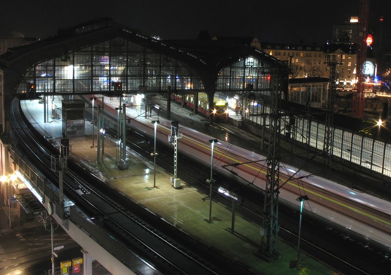 Nachts am Bahnhof Friedrichstrae: whrend auf Gleis 5 eine S-Bahn nach Ahrensfelde steht, rauscht auf Gleis 3 eine Regionalbahn Richtung Hauptbahnhof durch, Berlin, 26.01.2008
