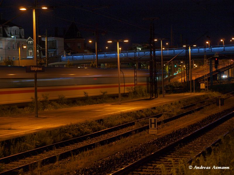 Nachts am Bhf Esslingen, schnell versucht ICE615 Stuttgart Hbf - Mnchen Hbf durch Esslingen zu kommen. (15.06.2009) 