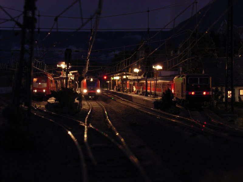 Nachts in Nieder-Ramstadt. Von links nach rechts: 151 - ET 423 - BR 243