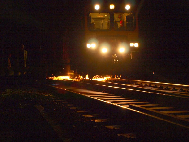 Nachtschicht am Westbahnhof Aachen, hier werden die Schienen mit einem Schienenschleifzug mit viel Lrm und Funkenflug wieder in Form gebracht.