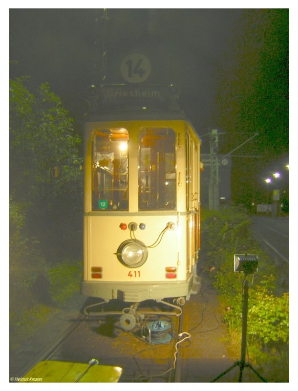 Nachtwache: In der Nacht von 22. auf 23.06.2006 verbrachte auch der F-Triebwagen 411 (Baujahr 1925 Waggonfabrik Uerdingen) die Nacht im Freien vor der Halle West des Verkehrsmuseums Schwanheim, dabei wurde er zur besseren Bewachung durch einen Strahler beleuchtet.