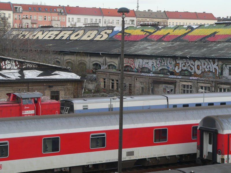 Nachtzge, Ruinen und Graffiti am Bahnhof Warschauer Strae in Berlin. 3.12.06