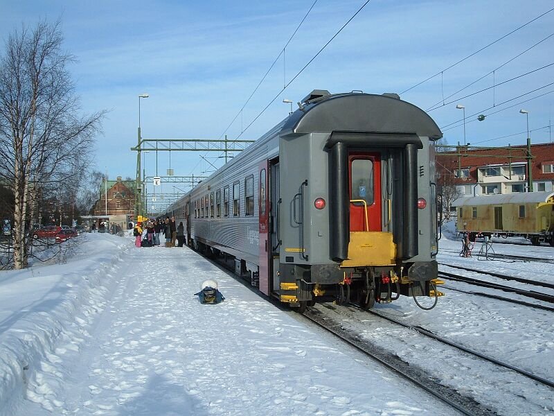 Nachtzug Gteborg - Stockholm - Lulea ist am 16.03.2006 in Umea Central eingefahren, Umea ist ein Kopfbahnhof, die Lok wurde abgekuppelt und setzt um. Von der Nordlandbahn Lulea / Narvik zweigt bei der Station Vnns an einen Gleisdreieck eine 30 km lange Stichbahn ab, die Nachtzge Stockholm - Narvik fahren nicht den Umweg ber Umea. 