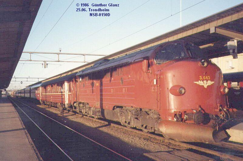 Nachtzug mit Di 3.643 nach R�ros - Hamar - Oslo steht am 25.06.1986 in der tiefstehenden Abendsonne im Bahnhof Trondheim abfahrbereit.