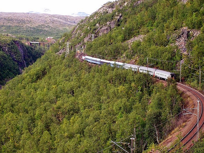 Nachtzug Narvik - Stockholm am 30.08.2007 zwischen Katterat und S�sterbekk, links oben die stillgelegte Norddalen-Br�cke, die neue Strecke zweigt im Tunnel nach der n�chsten Kurve nach rechts ab. 