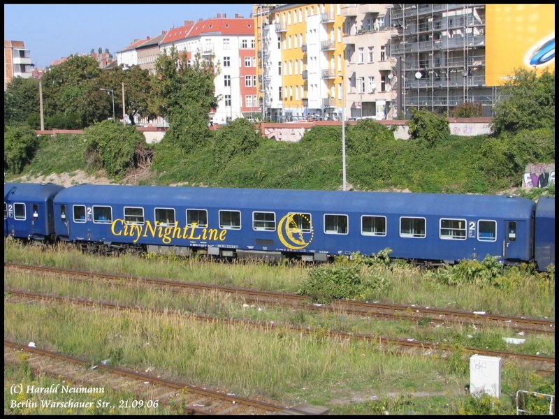 Nachtzugwagen der CityNightLine mit nachtbauem Monddesign in den Autozuggleisanlagen in Berlin Warschauer Str., 26.09.06.
