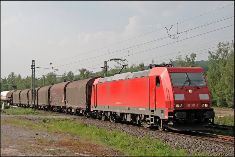  Nackt  fhrt die 185 317 (9180 6 185 317-5 D-DB) durch die Lande und wird im Abendlicht bei Oberwengern am 16.05.2008 auf den Chip gebannt. So ohne Logo sieht die Maschine auch ganz gut aus.....