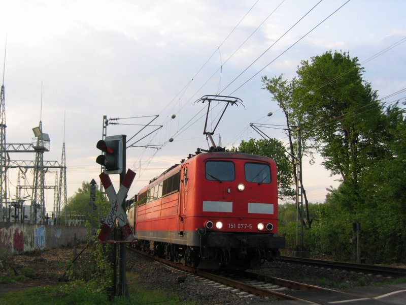  Nackte  151 077-5 mit gem. GZ am 02.05.2008 am Km 28,190 in Dsseldorf