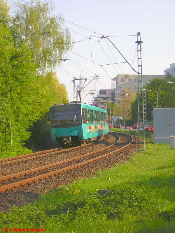 Nchste Station Kalbach: Ein Zug der Linie U 2 nach Bad Homburg-Gonzenheim mit den U4-Triebwagen 514, 516 und 513 hat am 22.04.2005 eben die Station Riedwiese verlassen.