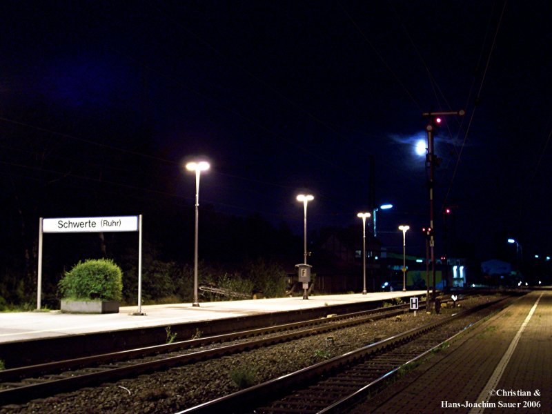 Nchtliche Ruhe in Schwerte 2006. Interessant ist auch der Mond.