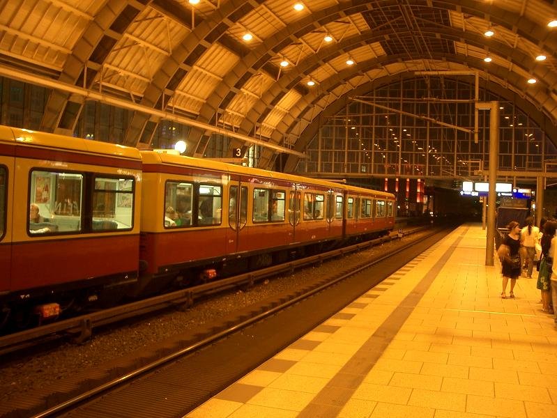 Nchtliche S-Bahn Richtung Ostbahnhof. Berlin Alexanderplatz, 008-07-03.