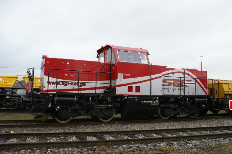 Nagelneu, Baujahr 09.2008 steht die V 150.05 (Alstom) von SGL -Schienen.Gter.Logistik ber die Feiertage im Regensburger Rangierbahnhof neben weitern Schnheiten abgestellt. Abgelichtet am trben 23.12.08