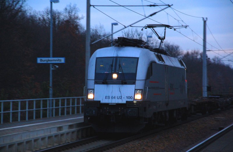 Nahaufnahme der ES 64 U2 - 100 von Hupac. Hier am 05.02.09 bei der Durchfahrt durch den Bahnhof Burgkemnitz in Richtung Bitterfeld.