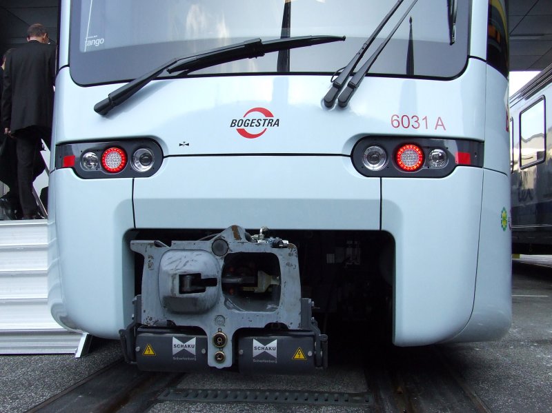 Nahaufnahme der Kupplung und Front des neuen Stadler Tango's f�r die Bochumer Bogestra auf der Linie U35. Innotrans Berlin 2008.