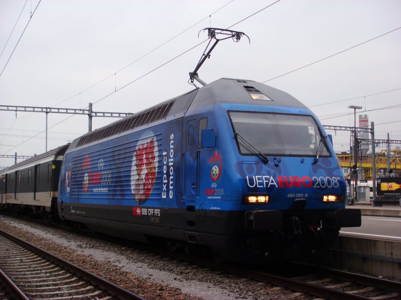 Nahaufnahme der neusten Werbelok der SBB, der Re 460 065-6 in Zrich HB am 25.10.2007