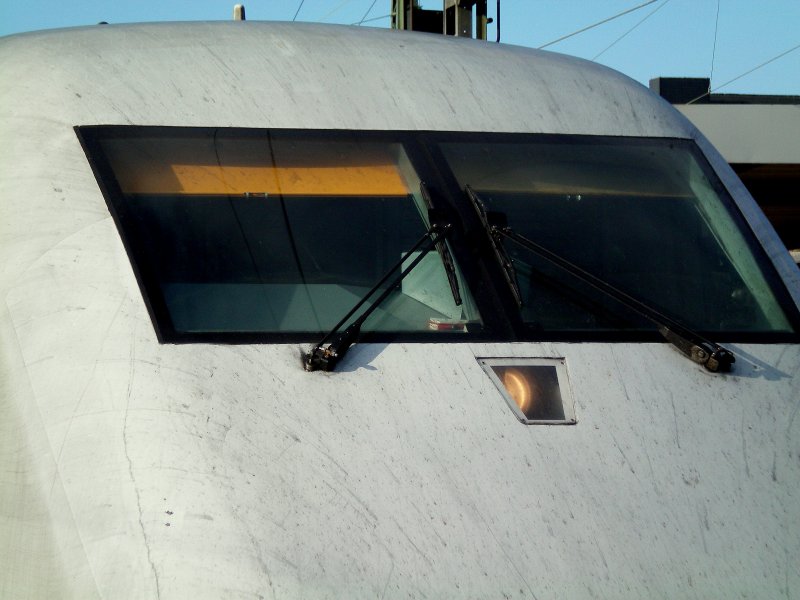 Nahaufnahme oder Detailbild eines ICE Triebkopfes der Baureihe 401.Gut zuerkennen ist das die zurckgelegte Strecke von Interlaken Ost bis nach Karlsruhe schon ihre Spuren auf der weien Weste dieses ICE´s hinterlassen hat.08.11.08