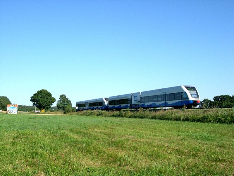 Nahe des Haltepunktes Schmollensee gelingt am 25.07.2006 diese Aufnahme. Die beiden Triebwagen 646 122-2 und 646 129-7 sind als UBB 24529 von Stralsund kommend nach Ahlbeck Grenze unterwegs.