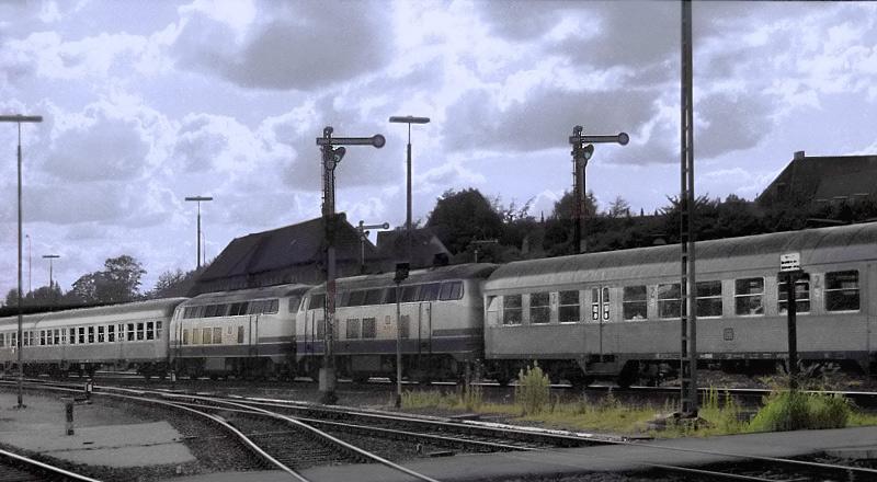 Nahverkehr, bespannt mit 2x218 als Wendezug, bei der Einfahrt nach Lbeck Hbf.
Der vordere Zugteil,(links) fhrt als Schieber, zurck nach Travemnde, der hintere Teil, als Eilzug nach Hamburg Hbf.
Aufn. Minolta XD7, 1988
