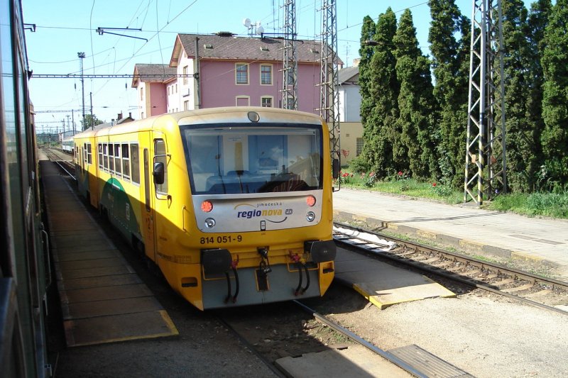 Nahverkehrstriebwagen 814 051-9 bei Veseli na Luz. 18.6.09