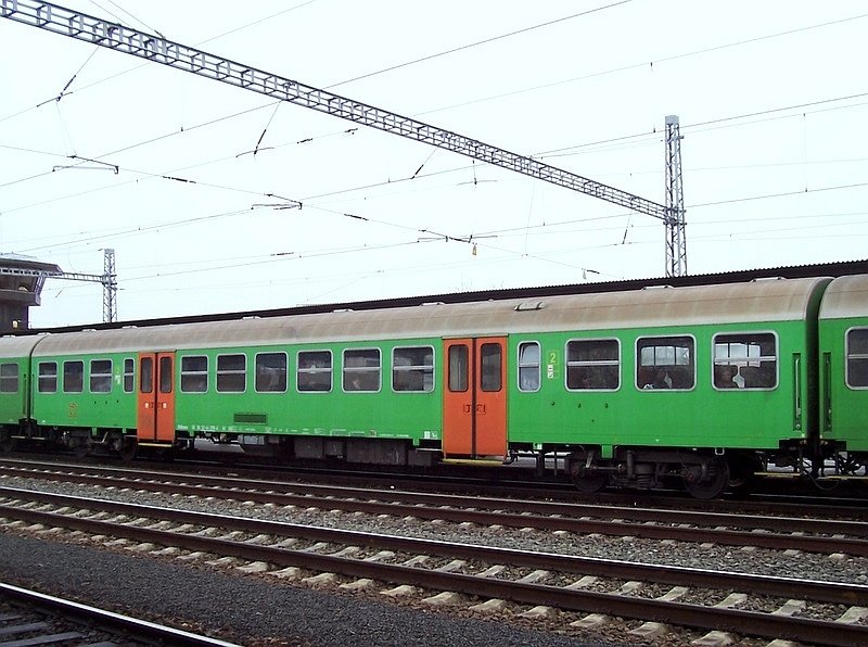 Nahverkehrswagen 2.Klasse der ZSSK am 19.03.2007 in Trnava, die Verwandschaft mit den  Silberlingen  ist erkennbar.