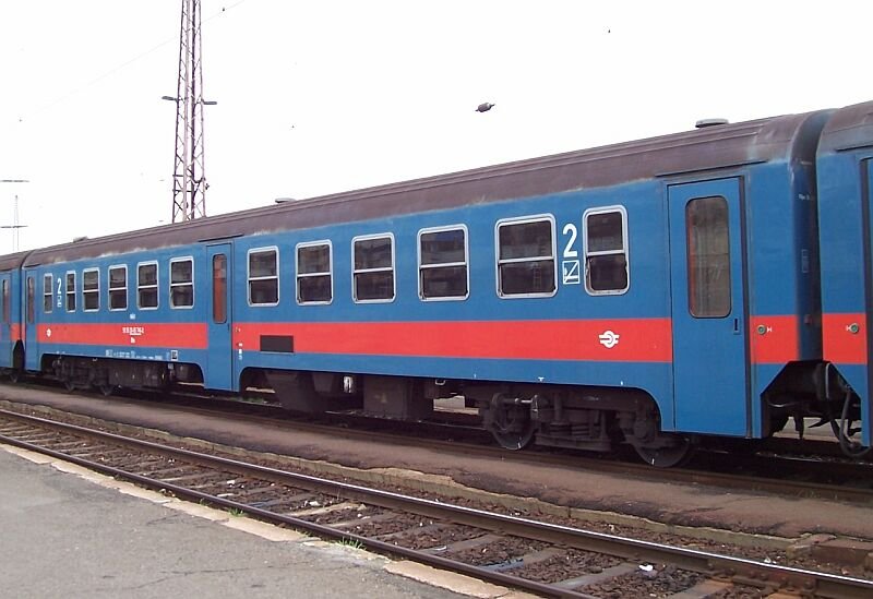 Nahverkehrswagen Bhv mit einer Mittelt�r, blau mit roten Streifen am 19.01.2007 in Budapest-Nyugati.